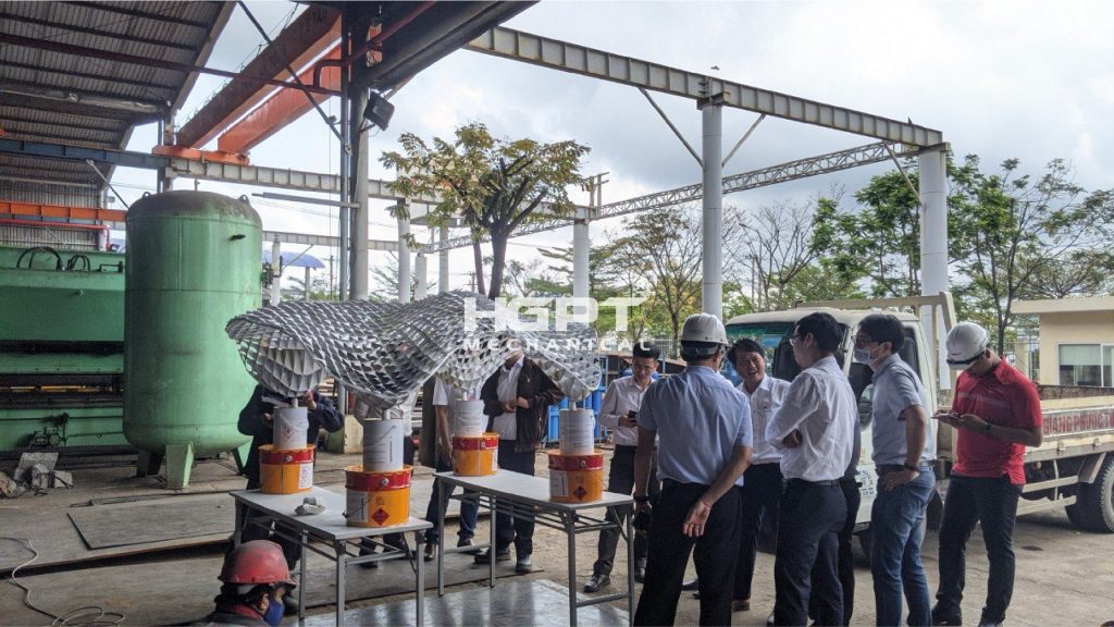 Các chuyên gia và nhà tư vấn đang quan sát mô hình thiết kế thực tế.