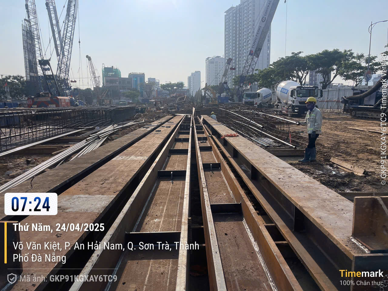 Hình 3: Thi công Kết cấu thép cọc Kingpost trong giai đoạn đầu của dự án.