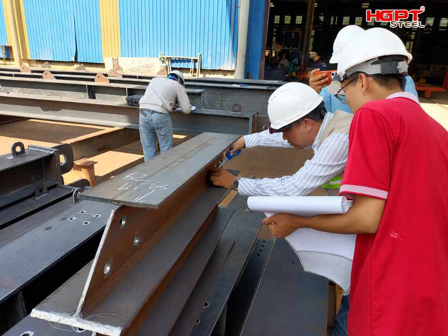 Hình 4: Nghiệm thu KCT hệ sàn đạo và cốt cứng tại nhà máy