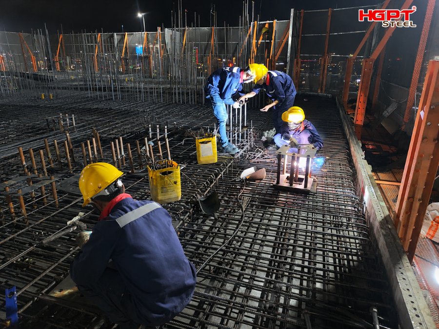 Hình 5: Thi công hệ sàn đạo và cốt cứng cho phần thân tòa nhà Nobu Đà nẵng